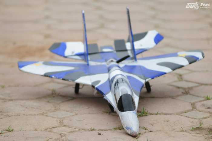 Cú hạ cánh của mô hình máy bay - Ảnh: Tùng Đinh