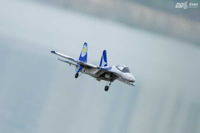 Chiến cơ phiên bản đồ chơi bay lượn ở hồ Linh Đàm sáng 174/4 - Ảnh: Tùng Đinh