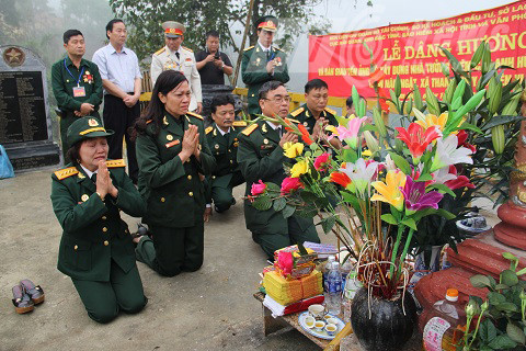 Các cựu binh thắp hương tưởng niệm đồng đội trên đài hương điểm cao 468