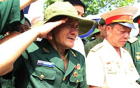 Nhiều năm nay,nước mắt chưa bao giờ thôi rơi trong những cuộc hành quân trở về chiến trường Vị Xuyên Ảnh: Hoàng Phương