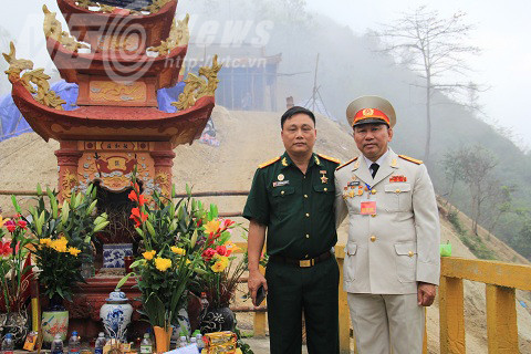 Cựu binh Hoảng Thế Cương (áo trắng) trên điểm cao 468