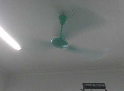 Bên cạnh đó, nếu có sẵn quạt máy hoặc nhà có lắp đặt quạt trần thì bạn lên chỉ động luân phiên sử dụng các thiết bị làm mát cũng là một trong những cách hay giảm quá tải cho các thiết bị làm mát trong nhà bạn đồng thời có thể tiết kiệm tối đa điện năng tiêu thụ, ông Lợi nói thêm.