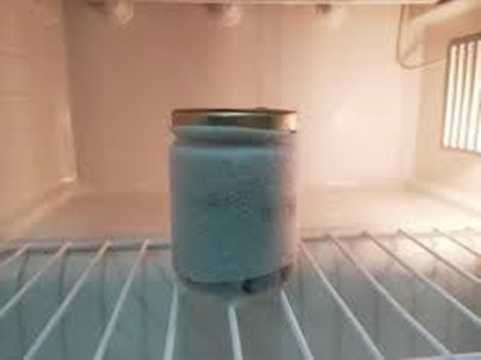 Thường xuyên vệ sinh tủ lạnh, dọn sach những mảng tuyết đóng dày trong các khoang làm đông cũng là mẹo hay để tiết kiệm điện năng tiêu thụ cho tủ lạnh nhà bạn. 