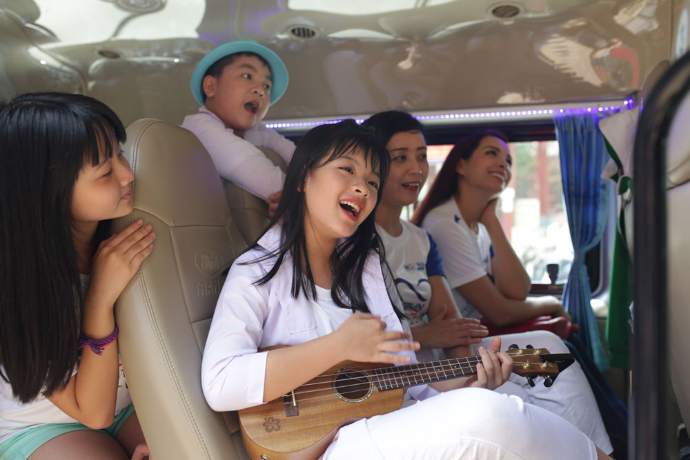 Chiều Xuân cầm mic cho con gái Hồng Khanh hát suốt phần biểu diễn 