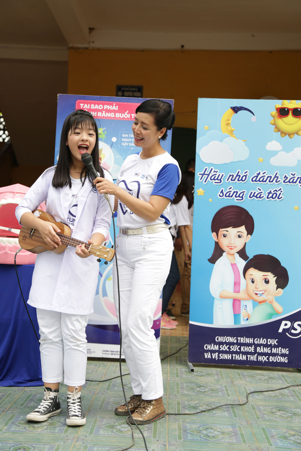 Chiều Xuân cầm mic cho con gái Hồng Khanh hát suốt phần biểu diễn 