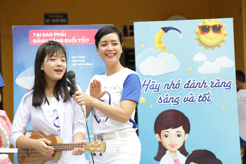 Chiều Xuân cầm mic cho con gái Hồng Khanh hát suốt phần biểu diễn 