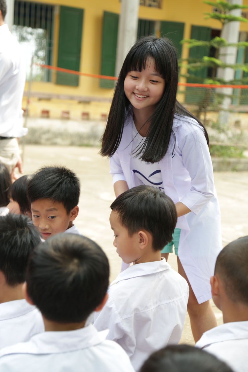 Chiều Xuân cầm mic cho con gái Hồng Khanh hát suốt phần biểu diễn 