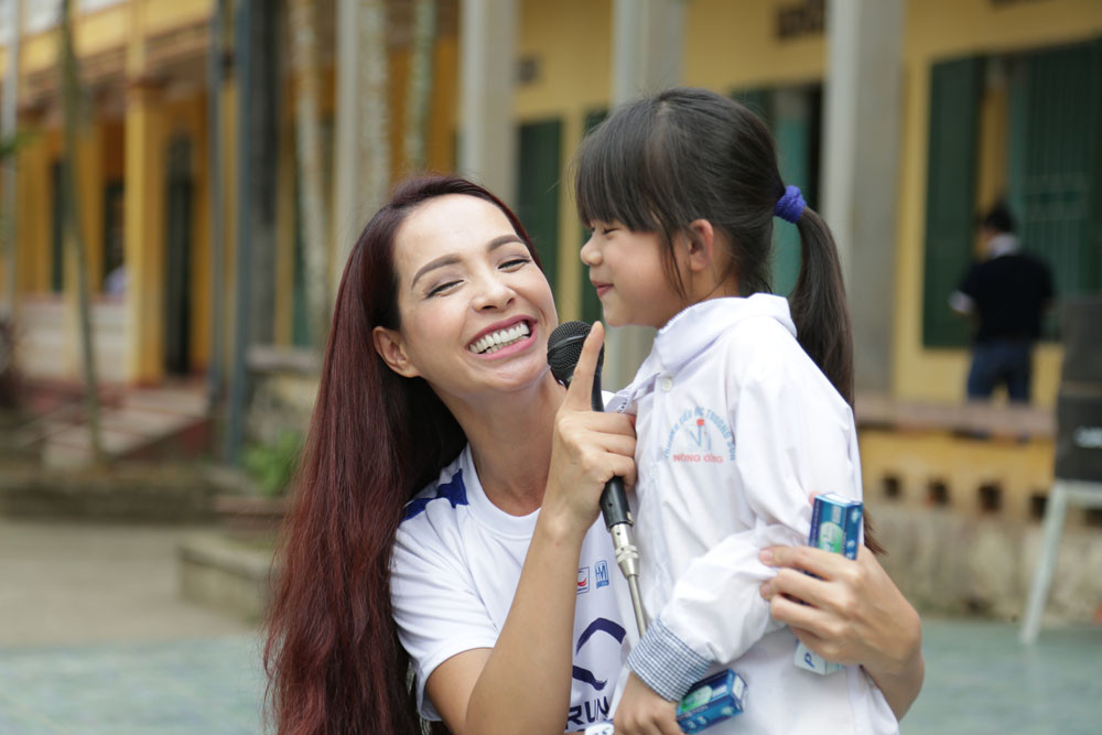 Chiều Xuân cầm mic cho con gái Hồng Khanh hát suốt phần biểu diễn 