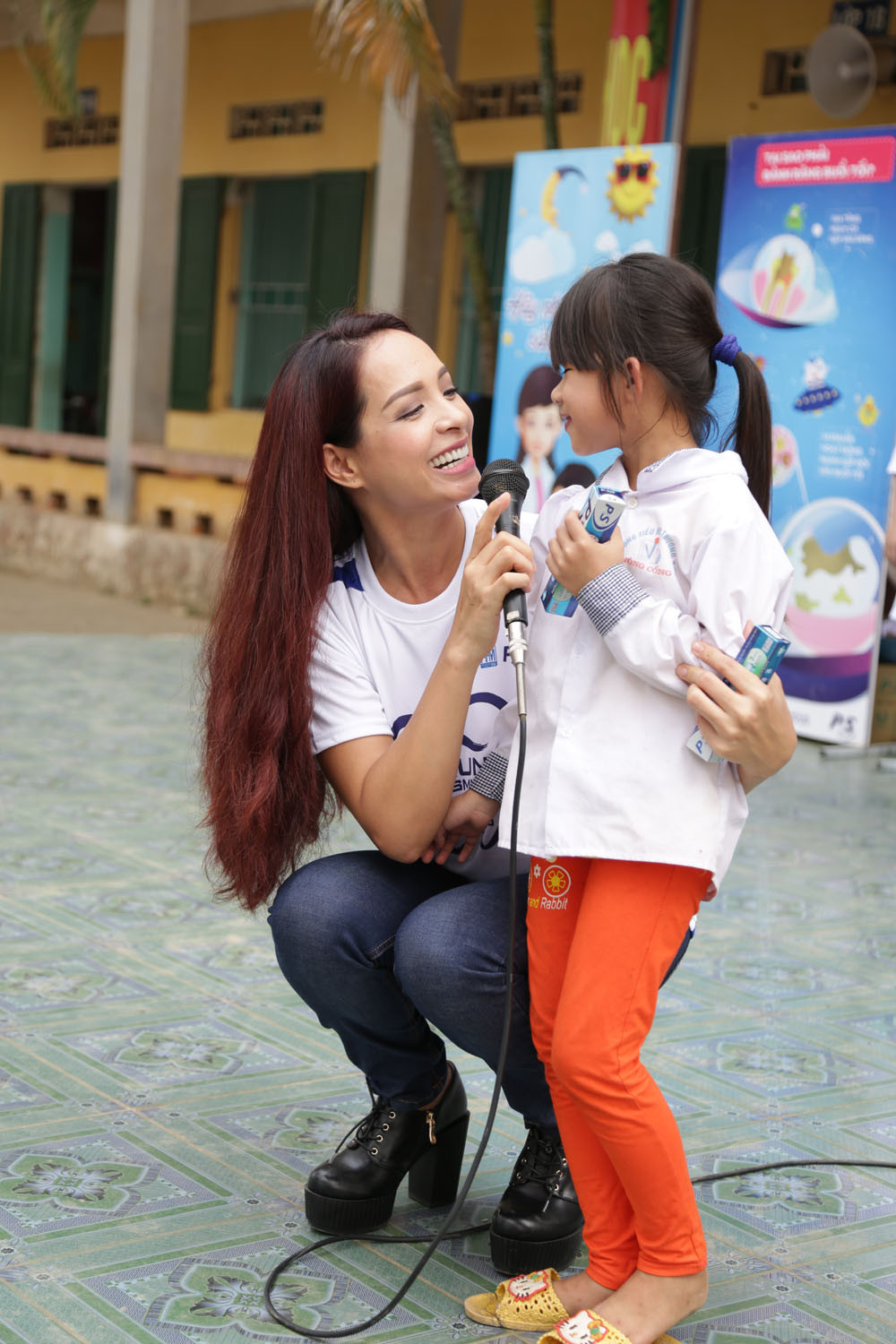 Chiều Xuân cầm mic cho con gái Hồng Khanh hát suốt phần biểu diễn 