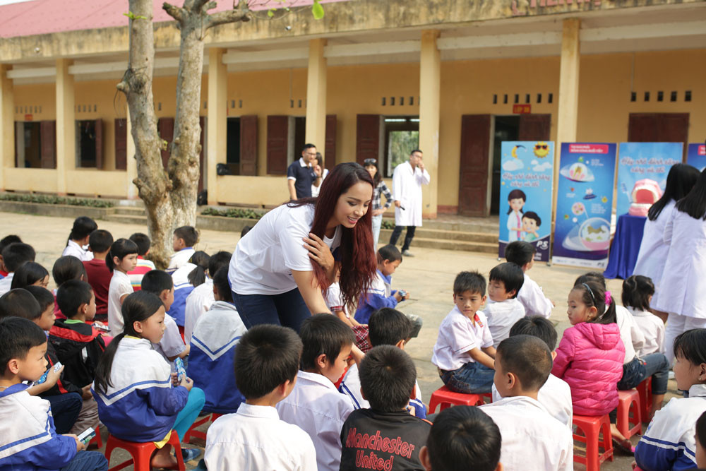 Chiều Xuân cầm mic cho con gái Hồng Khanh hát suốt phần biểu diễn 