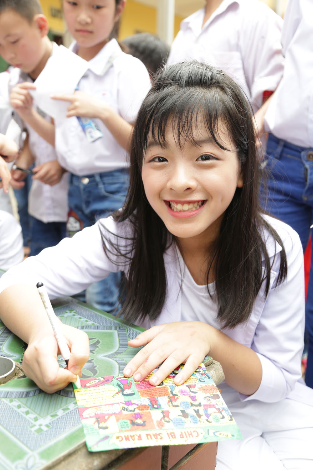 Chiều Xuân cầm mic cho con gái Hồng Khanh hát suốt phần biểu diễn 