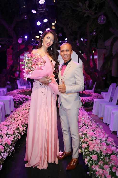 Nghệ sỹ kèn saxophone Minh Tâm Bùi chúc mừng Lan Khuê trở thành đại sứ sắc đẹp.