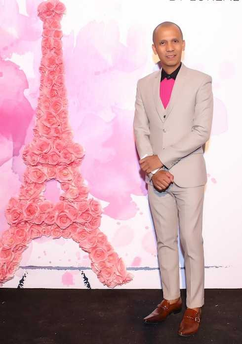 Nghệ sỹ kèn saxophone Minh Tâm Bùi thanh lịch với vest xám và áo sơ mi hồng.