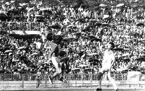 Sân Thống Nhất đông đến nghẹt thở trong một trận cầu những năm 1970