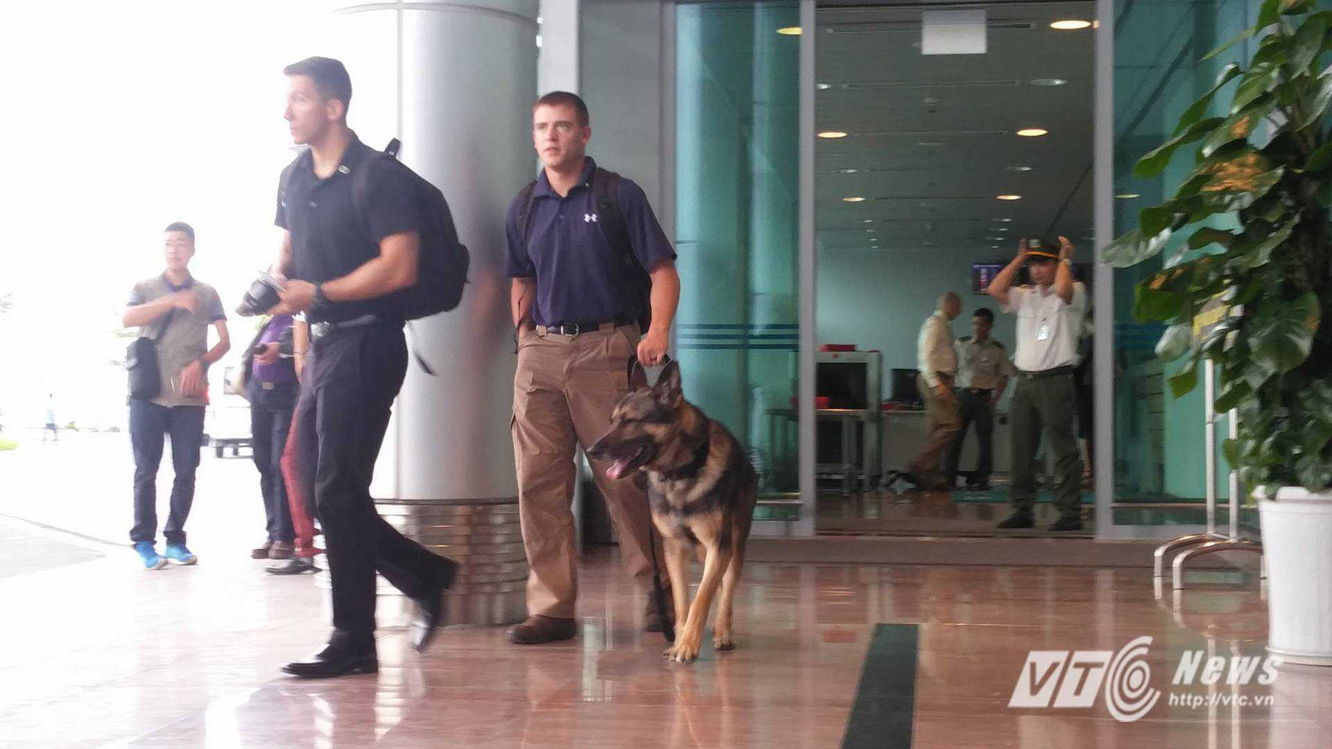 Chó nghiệp vụ Mỹ được điều đến Nội Bài trước giờ chuyên cơ chở ông Obama hạ cánh