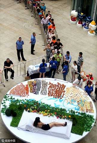 Người dân xếp hàng dài để tận mắt ngắm bàn tiệc lạ lùng