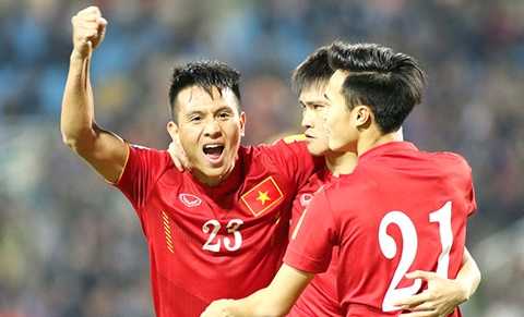 Đình Hoàng (23) chơi khá tốt trong 2 trận đấu vừa qua của ĐT Việt Nam ở vị trí hậu vệ phải