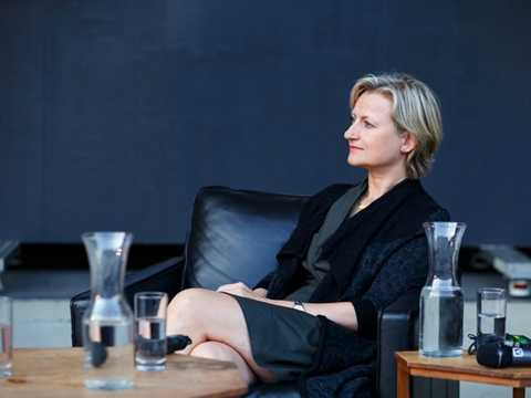 Cố vấn <a href='https://vtcnews.vn/kinh-te.1.0.html' >kinh doanh</a>. Tại Mỹ, những người làm cố vấn kinh doanh có thể nhận lương theo giờ và họ thực hiện công việc của mình tại các công ty tư vấn riêng với nhiều dự án khác nhau