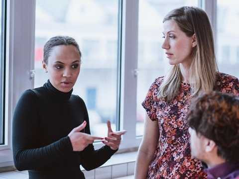 Phiên dịch viên ngôn ngữ ký hiệu. Không dễ để trở thành một phiên dịch viên dành cho những người khiếm thính. Bạn phải học tập và được cấp chứng chỉ để theo nghề. Mức thu nhập (bán thời gian) lên tới 36,5 USD/ giờ.