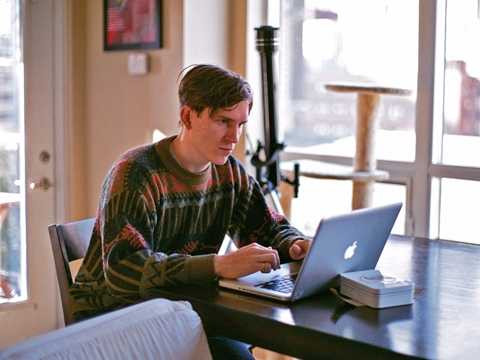 Thiết kế website. Thu nhập trung bình khoảng 32 USD/ giờ. Tất nhiên, mức thu nhập của người thiết kế các trang web thay đổi theo từng dự án hay nội dung của từng trang mà họ thiết kế. Đây là một công việc đòi hỏi trình độ tin học khá tốt cùng khả năng làm việc tập trung cao độ