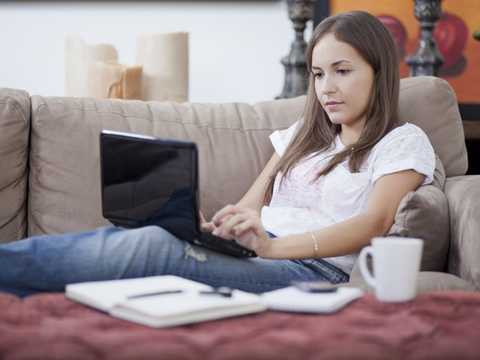 Quản lý website, facebook. Ngày nay, khi mà công nghệ phát triển, càng có nhiều cửa hàng online ra đời và họ cần có những chiến dịch quảng cáo, bên cạnh đó là dành thời gian online 24/24 để trả lời khách hàng. Đôi khi, các chủ hàng lựa chọn phương thức thuê lại một người quản lý với mức thu nhập tương đối khá và làm bán thời gian. 