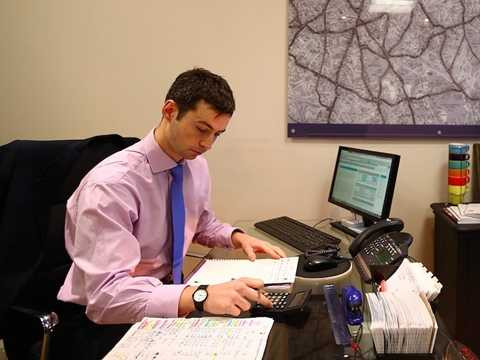 Kế toán tự do. Mức thu nhập khoảng 25 USD/ giờ. Ngoài giờ làm việc tại một cơ quan nào đó, người có chuyên môn về kế toán hoàn toàn có thể đảm nhận việc thống kê sổ sách tại một đơn vị khác và mang về một khoản thu nhập tương đối khá