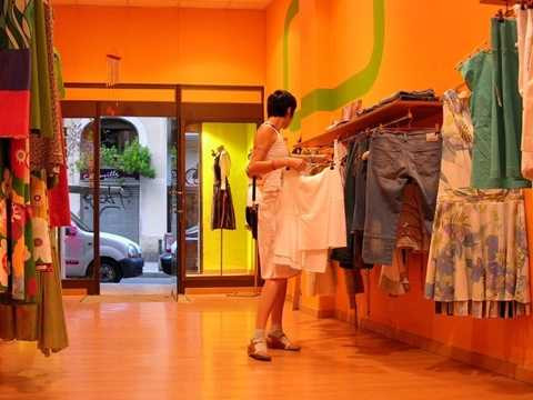 Quản lý cửa hàng. Thu nhập khoảng 21 USD/ giờ. Tất nhiên, là những người quản lý cửa hàng sẽ phải quản lý một đội ngũ bán hàng cùng với việc thống kê sổ sách, hàng hóa ra vào, tiền thu được ... 