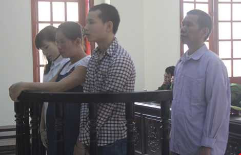 Các bị cáo (từ phải qua trái) Kha Văn Nguyền, Xeo Văn Thông, Vi Thị Loan và Vi Thị Nhung.