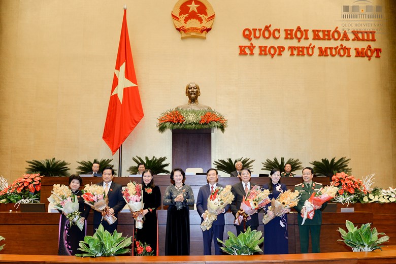 Chủ tịch Quốc hội Nguyễn Thị Kim Ngân thay mặt Quốc hội chúc mừng và tặng hoa các thành viên Ủy ban thường vụ Quốc hội mới được Quốc hội bầu. Ảnh: Văn Bình