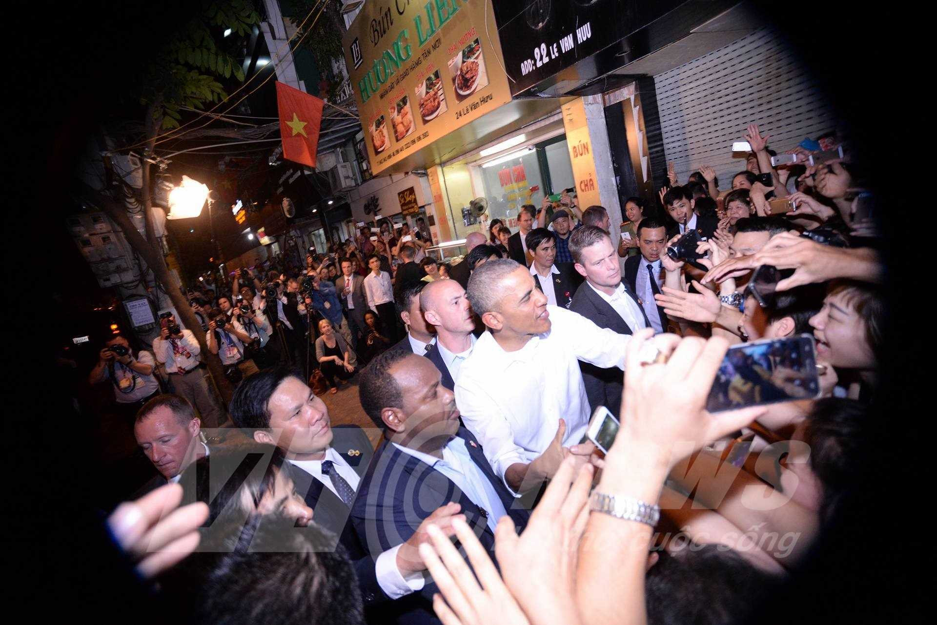 Tổng thống Obama thân thiện với người dân Việt Nam khi rời quán bún chả trên đường Lê Văn Hưu