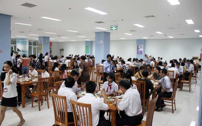 Gần 300 cán bộ, công chức, viên chức của Đà Nẵng ăn cơm trưa với hải sản để ủng hộ ngư dân - Ảnh: Đoàn Cường