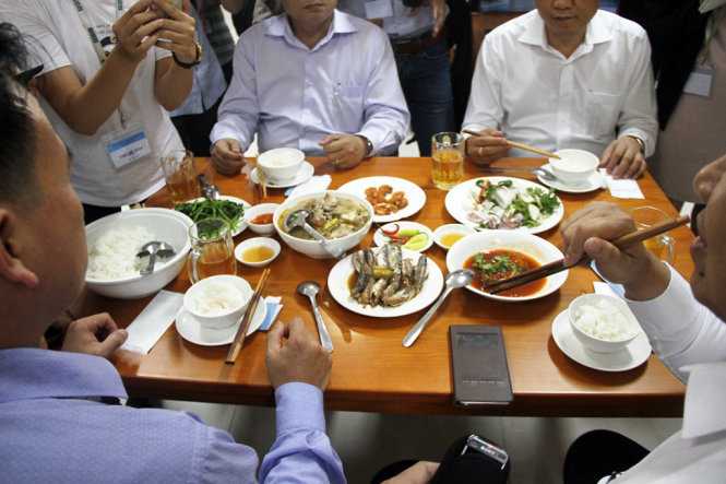 Bữa trưa tại Tòa nhà hành chính Đà Nẵng ngoài rau luộc thì tất cả các món ăn còn lại đều được chế biến từ hải sản - Ảnh: Đoàn Cường