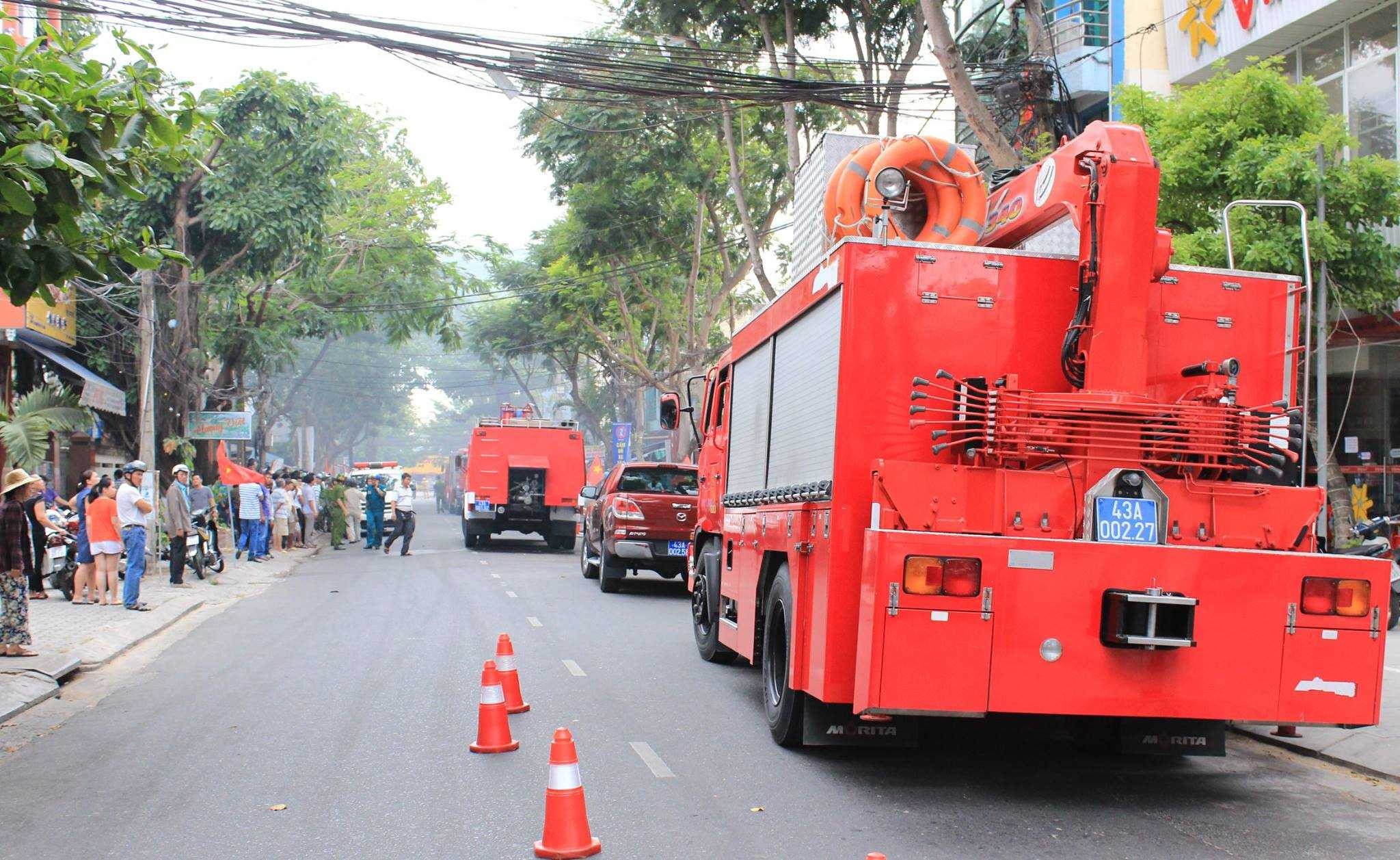 Nhiều xe chữa cháy được huy động để khống chế ngọn lửa.