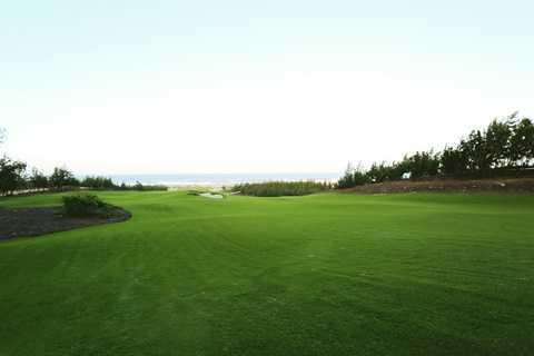 Sân golf FLC Quy Nhơn Golf Links (thuộc Quần thể FLC Quy Nhơn) lập kỷ lục thế giới về thi công nhanh (5 tháng).