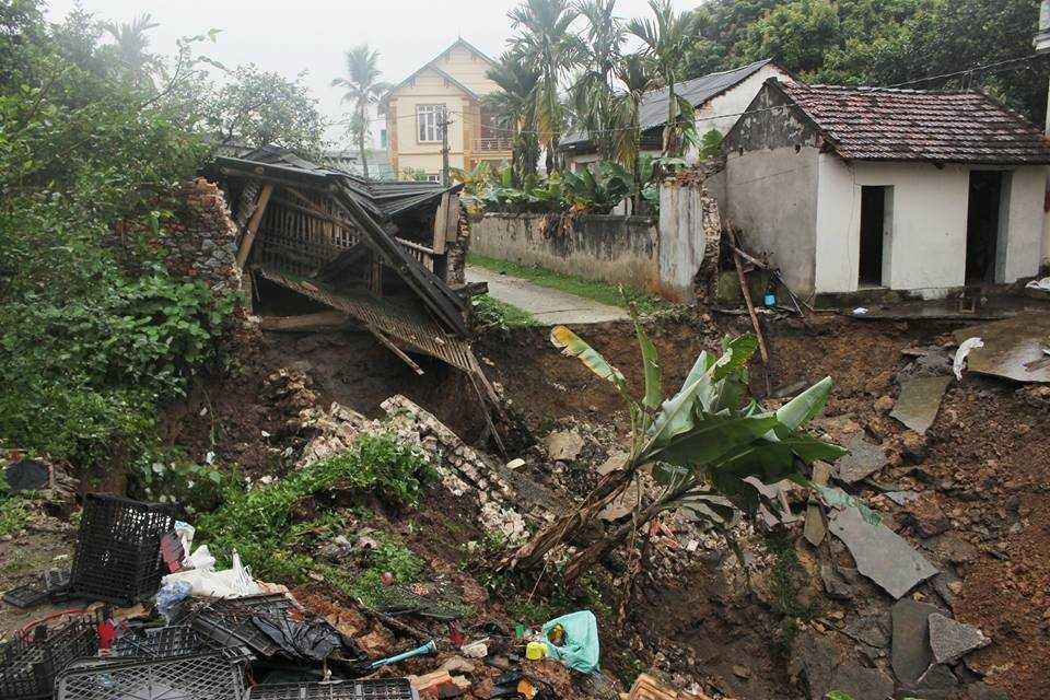 Người dân kể lại rằng, sau tiếng nổ lớn thì đất sụt xuống thành hố sâu. 