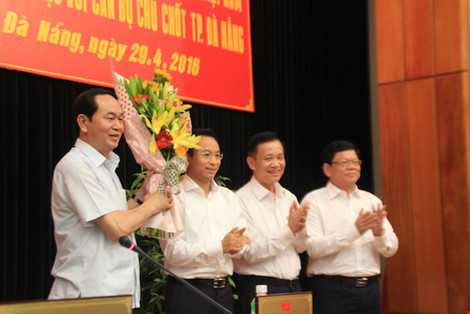 Lãnh đạo TP Đà Nẵng tặng hoa Chủ tịch nước. LÊ PHI