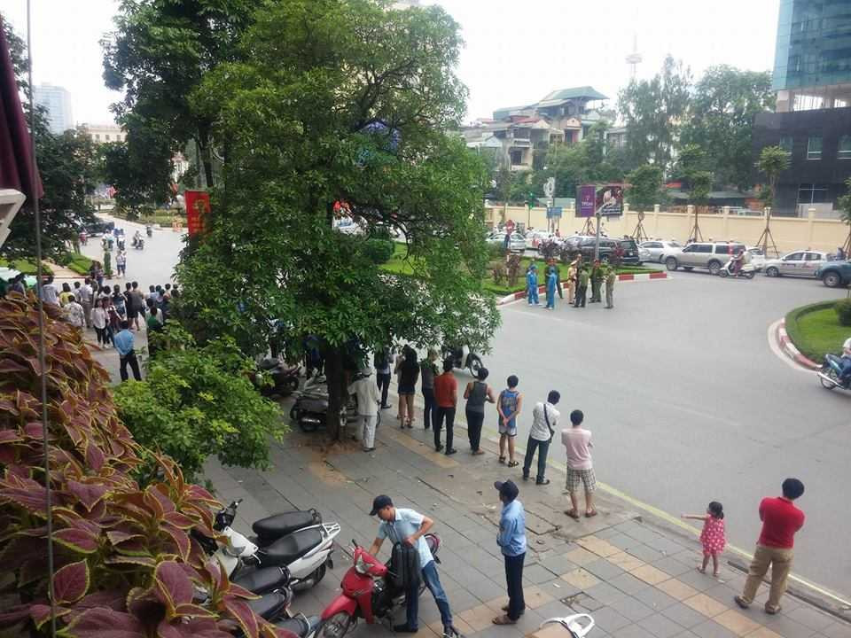 Người dân chờ đón đoàn xe của Tổng thống Mỹ (ảnh: Đức Thuận)