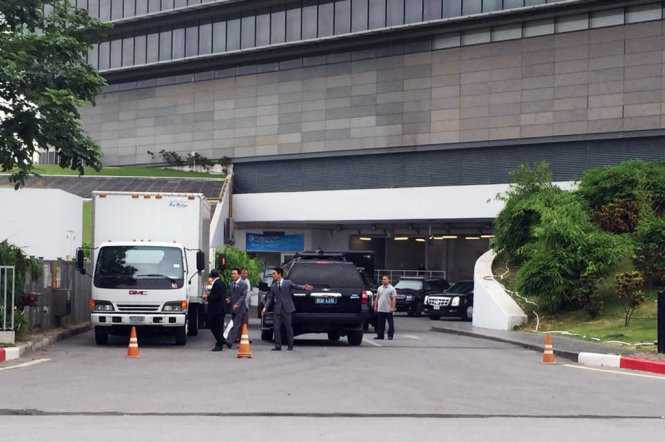 Xe của tổng thống đã vào vị trí ở cổng phụ khách sạn Marriott (Hà Nội) - Ảnh: Xuân Long/TTO