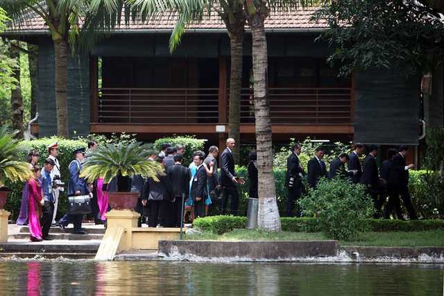 Chủ tịch Quốc hội Nguyễn Thị Kim Ngân hướng dẫn Tổng thống Mỹ cho cá ăn tại ao cá Bác Hồ