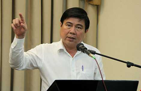 Chủ tịch UBND TP.HCM Nguyễn Thành Phong tiếp xúc với cử tri quận 1. Ảnh: HOÀNG GIANG