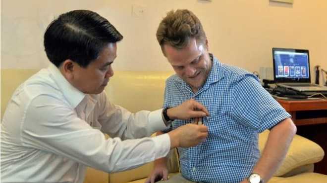 Chủ tịch Hà Nội tự tay gắn logo của TP lên ngực áo anh Kendall.