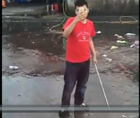 Đối tượng Nguyễn Xuân Nam cầm tuýp sắt truy sát anh Thành tại Bến xe Cửa Ông