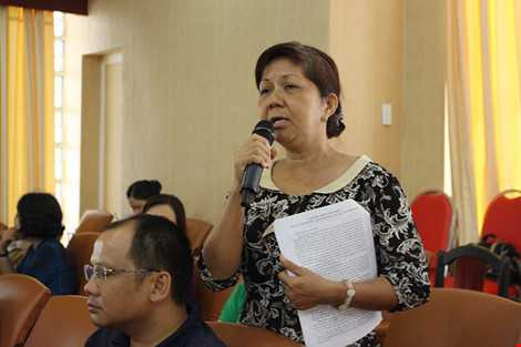 Cử tri Nguyễn Thị Tuyến Phượng (phường 6) bức xúc về vấn đề ATVSTP. Ảnh: LÊ THOA