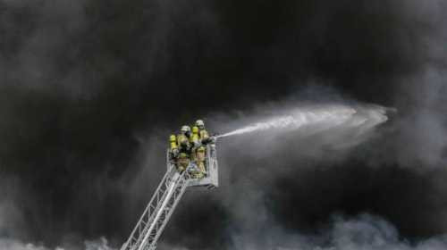 Lính cứu hỏa làm nhiệm vụ. Ảnh: Bild