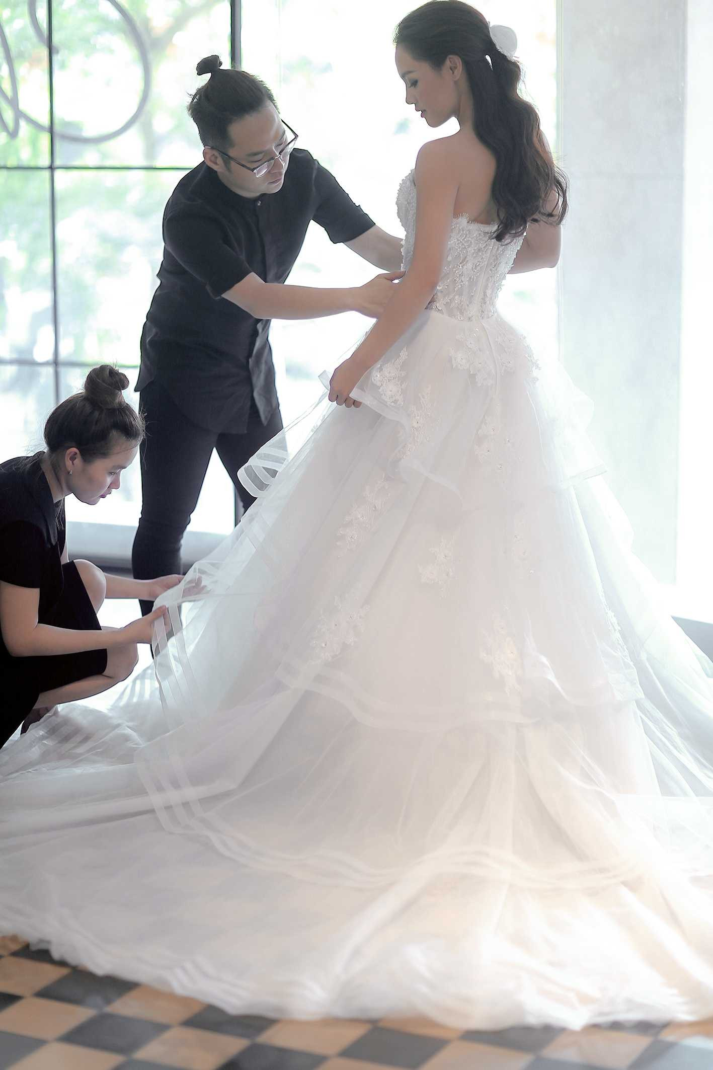 Chung Thanh Phong chăm chút ảnh cưới cho Quang Tuấn – Linh Phi