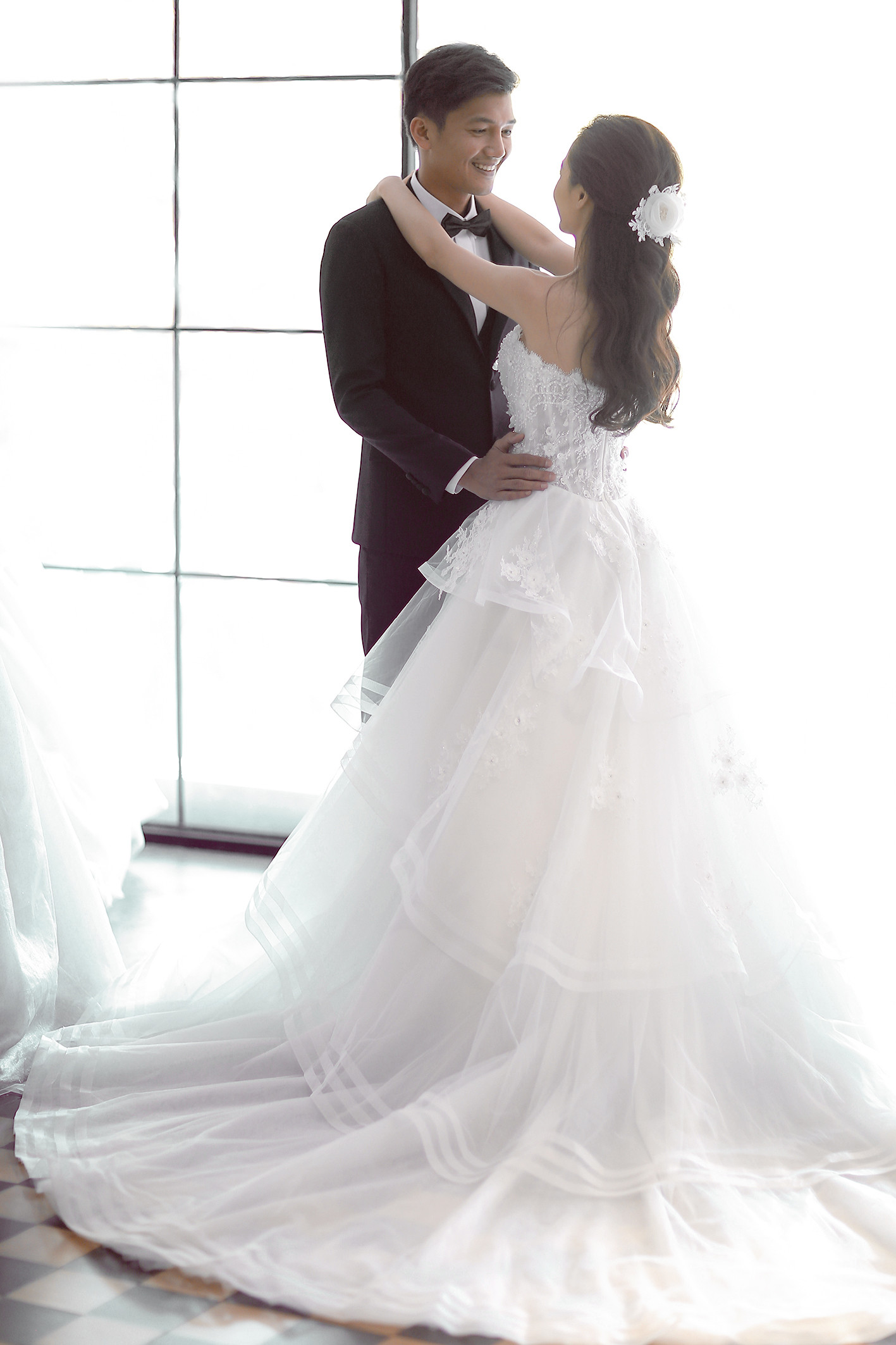 Chung Thanh Phong chăm chút ảnh cưới cho Quang Tuấn – Linh Phi