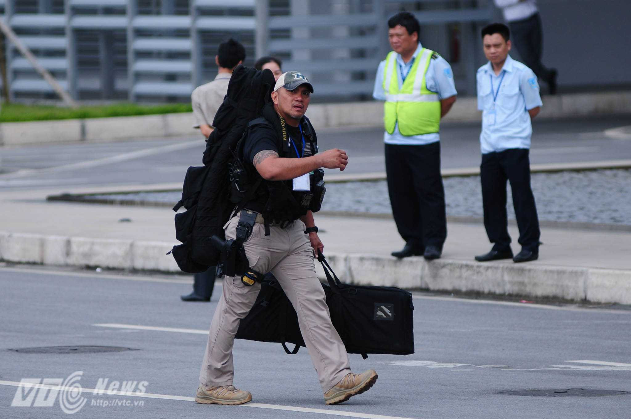 Trước khi Air Force One cất cánh khoảng 30p, các đặc nhiệm vũ trang đã có mặt ở Nội Bài - Ảnh: Tùng Đinh