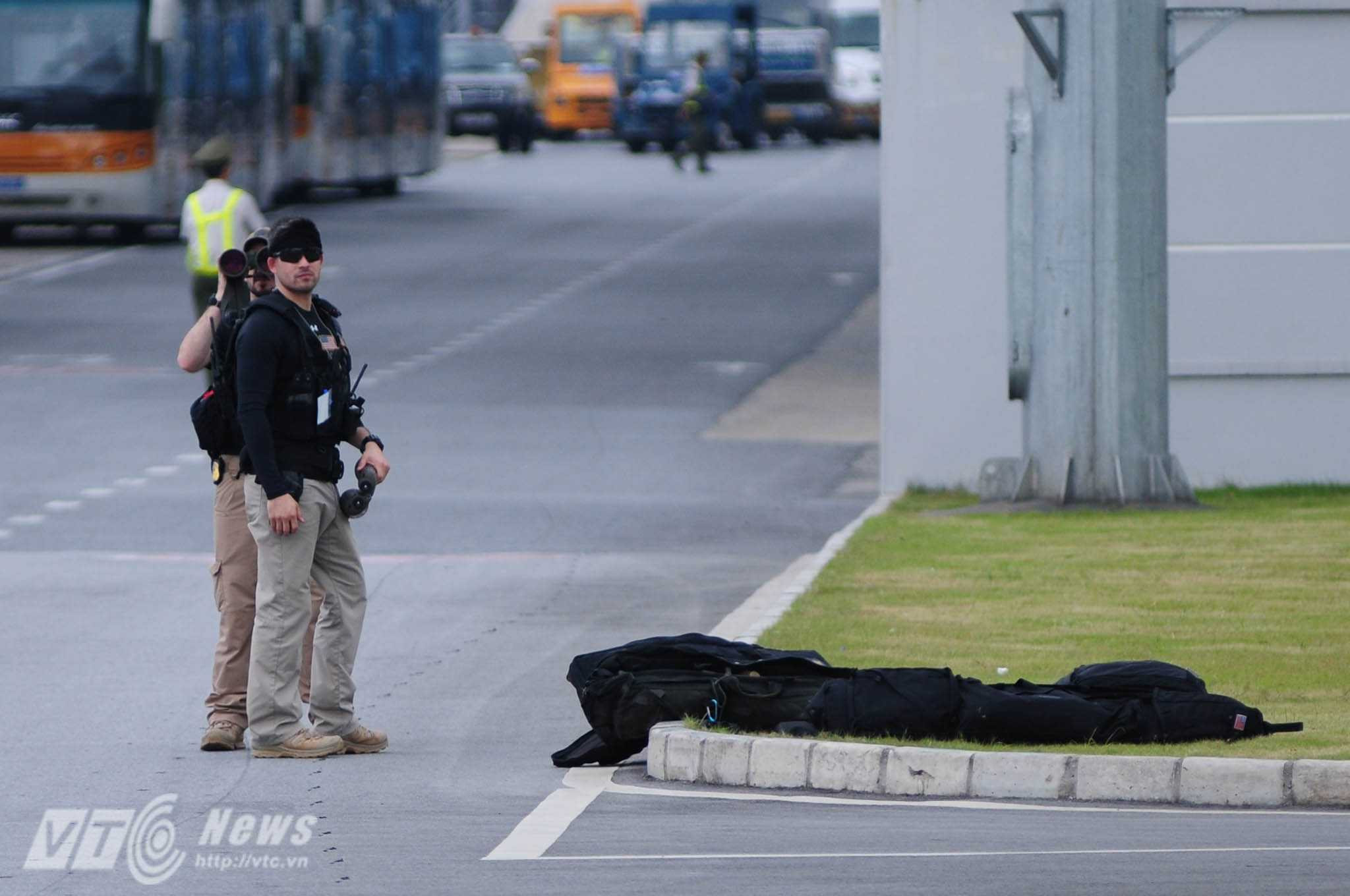 Phía dưới cũng có những cặp đặc nhiệm như vậy, liên tục quan sát quanh sân bay - Ảnh: Tùng Đinh