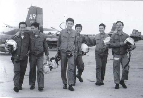 Niềm vui chiến thắng của Phi đội Quyết Thắng Ảnh tư liệu Niềm vui chiến thắng của Phi đội Quyết Thắng Ảnh tư liệu