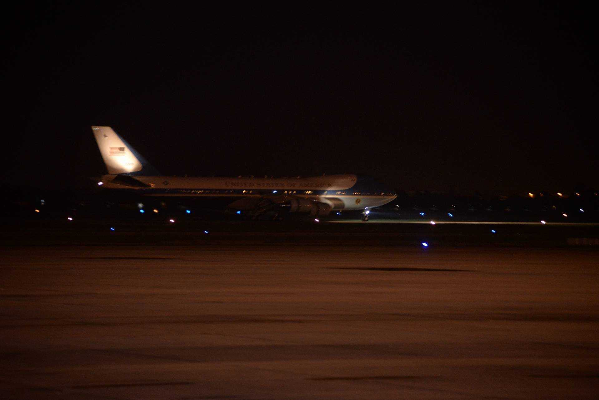 Máy bay chở Tổng thống Obama đã hạ cánh xuống sân bay Nội Bài